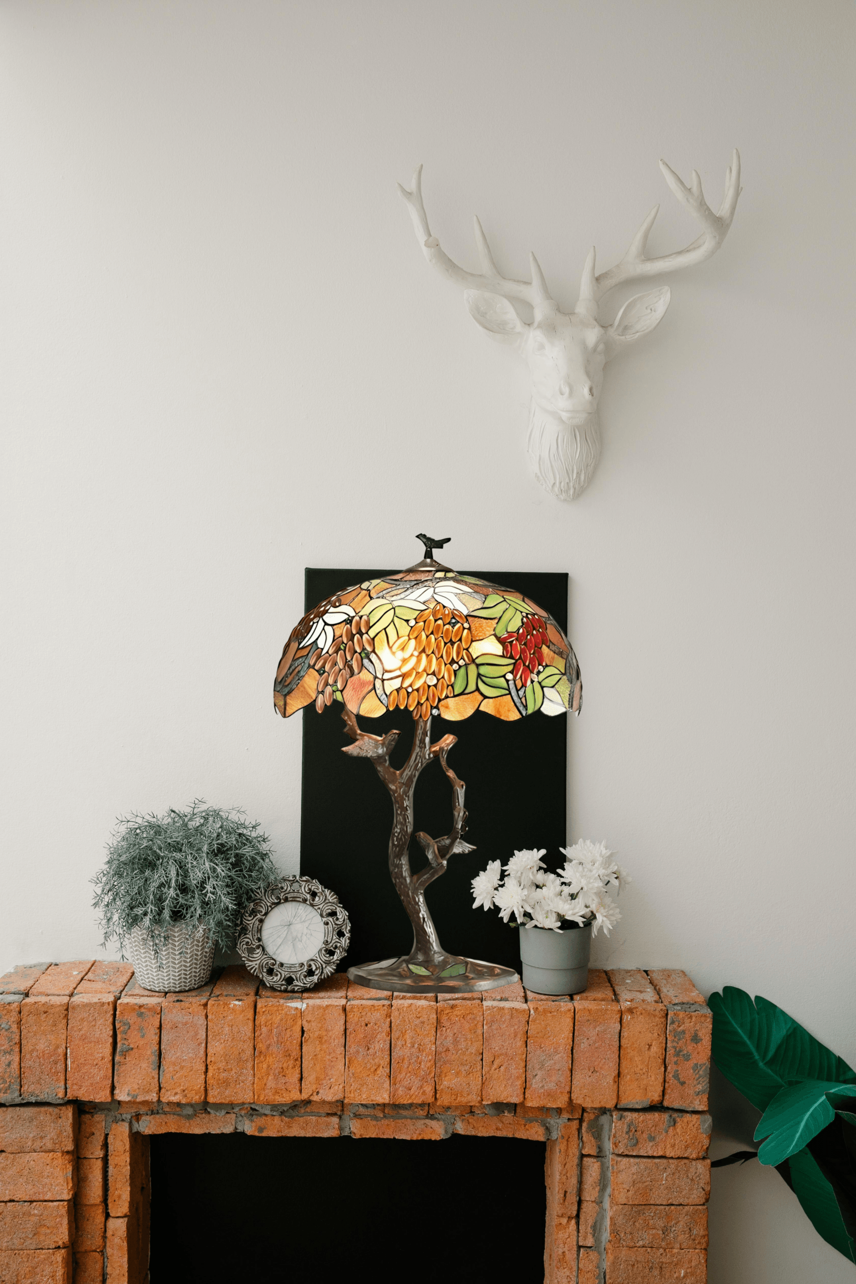 Tiffany Lamp Vogels op Tak. Voorbeeld op Schoorsteenmantel.